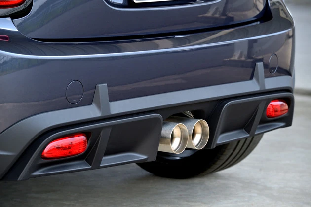 マフラーはセンター2本出し。サーキットなどでテストを繰り返したGP専用。マジでいい音