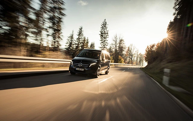 メルセデス伝統のFRレイアウト。ディーゼルエンジンはパワフルで安定した走りを生み出す