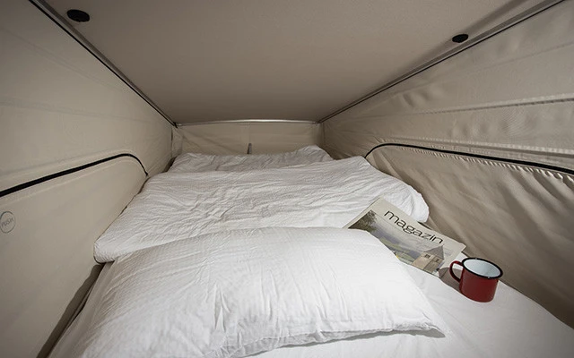 ポップアップルーフの中はリーディングライトも備わっており快適空間が広がる(※写真は欧州仕様で、日本仕様とは一部異なる場合があります。以下同)