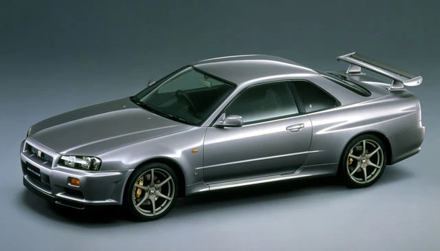 ５位　日産「スカイラインＧＴ－Ｒ」 Ｒ３４型スカイラインＧＴ－Ｒは１９９９年に誕生。２００２年まで発売。数年後には２５年ルール適用で海を渡る！？