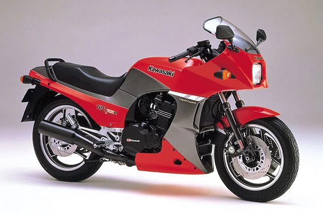 カワサキ「GPZ900R ニンジャ」。映画『トップガン』でトム・クルーズが演じたパイロットの愛車として登場。世界の若者をとりこに