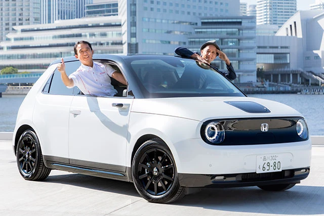 ホンダｅ開発責任者・一瀬智史氏（左）と小沢コージ。ホンダ初の量産ＥＶであるホンダｅは１０月３０日に発売開始も、すでに予約殺到で初期ロットは完売。一時受注停止で話題に
