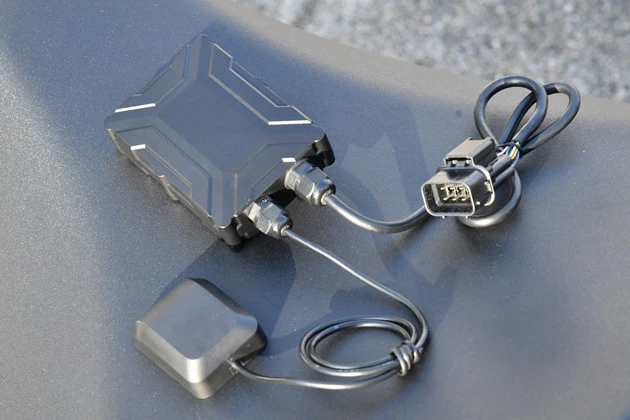 ソフトバンクの移動体通信網につながる車載器(GPS付き通信モジュール)を搭載。クラウドに常時接続されるという