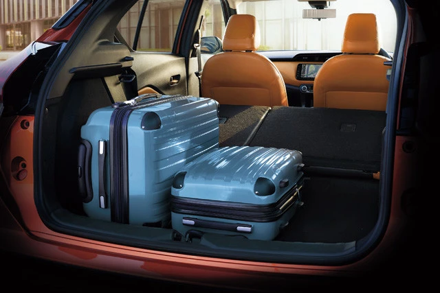 ラゲッジスペースにはＭサイズのスーツケース４個を積める。後席は分割式