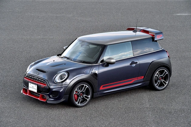 ミニ ジョンクーパーワークスGP 価格:576万円 外観で注目は男がギンギンになる大型リアスポイラーと、真っ赤なGPのロゴをあしらったラジエターグリル
