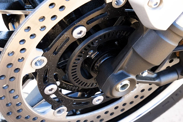 【チェックポイント5】ホイールのサイズは前後共に17インチ。フロントには倒立式のサス。前後ディスクブレーキだ