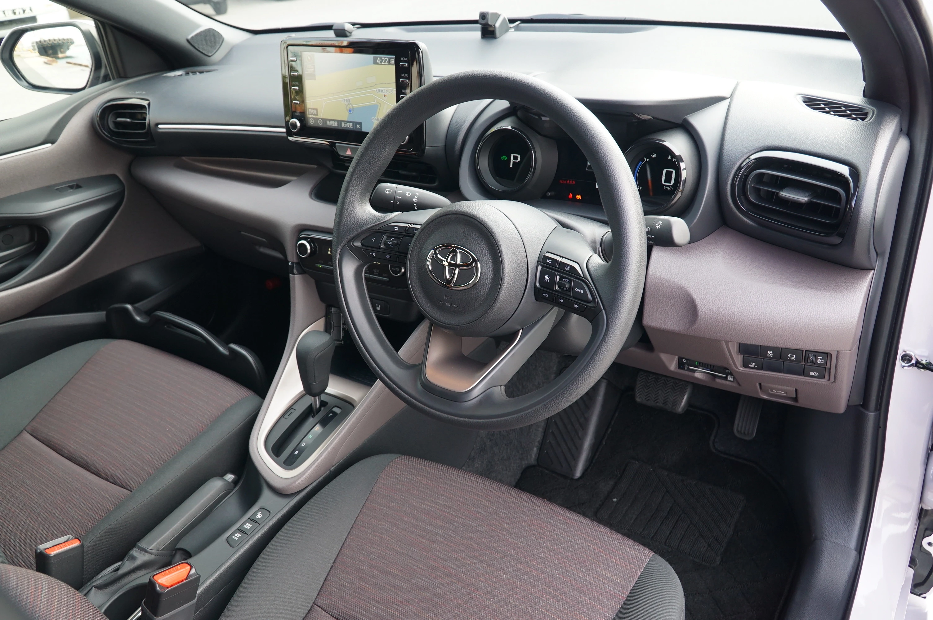 スマホと連携できるディスプレイオーディオと、メーター中央のマルチディスプレイは全車標準装備