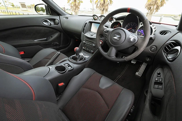 専用シフトノブや専用ステッチを施したパワーシートを装備