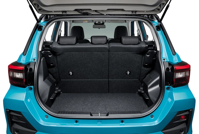 荷室容量は369L。FF車の床下には80L(4WDは38L)の収納スペースが備わる