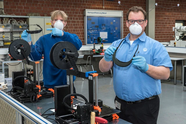 VWグループは、3Dプリンター技術を生かして医療従事者のためのフェイスシールドを生産