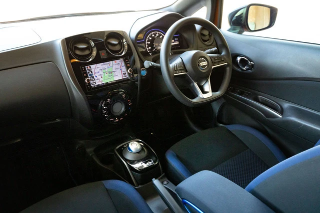 クラス最大級の室内空間を誇る。シフトセレクターは「リーフ」と同じデザインを採用