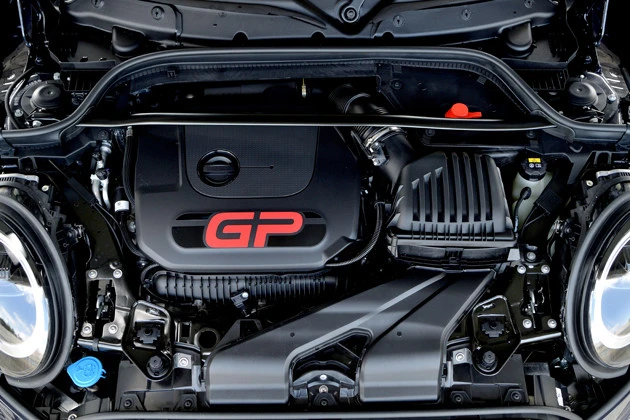 エンジンは2リットル4気筒ターボエンジン。各部を最適化。最高出力は306PS。8速ATと組み合わせる