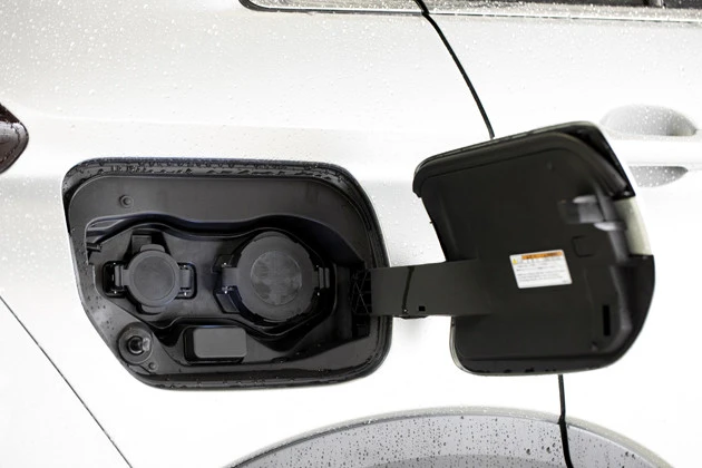 普通充電と急速充電に対応。普通充電で約4.5時間、急速充電なら約25分で80%を充電できる