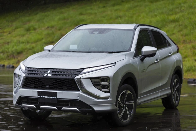 三菱自動車 新型エクリプスクロスPHEV 価格:436万4800円~529万4300円(消費税込み) PHEVが注目を浴びているが、ガソリン車(価格予想は約255万~約335万円)も用意