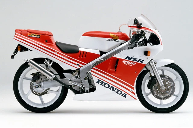 ホンダ「ＮＳＲ２５０Ｒ」。１９８６年デビュー。レーサーレプリカブームを牽引。８８年にはＮＳＲ史上最強の出力モデル、“ハチハチ”が登場。年間４万台を売る人気ぶりだった