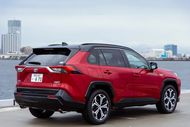 ＰＨＶはＲＡＶ４のフラッグシップ。バッジ類やフロントマスクなどが専用