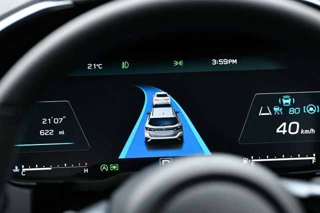 前走車追従。渋滞時発進アシストでは前車が走りだすと、アクセルや操作ナシで追従してくれる。マジでラク！