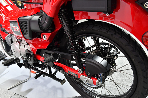 ハンターカブならではのハイマウント吸気ダクトも踏襲。最低地上高１６５ｍｍを確保している