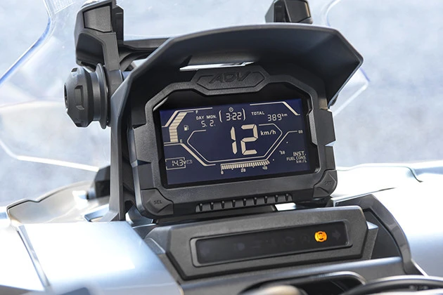 【チェックポイント1】スクエアのメーターはラリーマシン的。アイドリングストップ時はインジケーター点滅