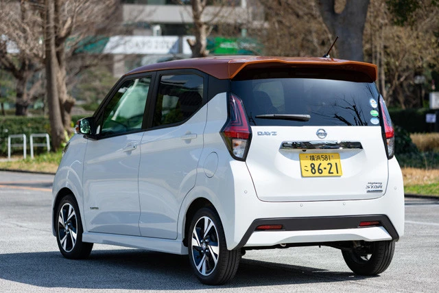 ルーフスポイラーやリアのエアロバンパーなどがハイウェイスター専用装備