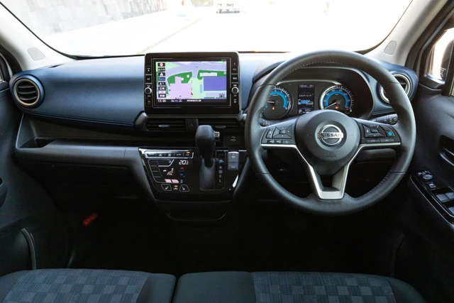 残念ながら9インチナビはオプションだが、サイフが許すなら欲しい装備