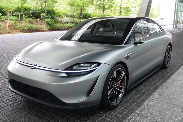 ＳＯＮＹ　ＶＩＳＩＯＮ‐Ｓ。今年１月の米ＣＥＳでご開帳。大きな話題を呼んだ。車両には高度な運転支援を実現するためにソニーが開発した車載向けの各種センサーを合計３３個配置。周囲３６０度を把握する