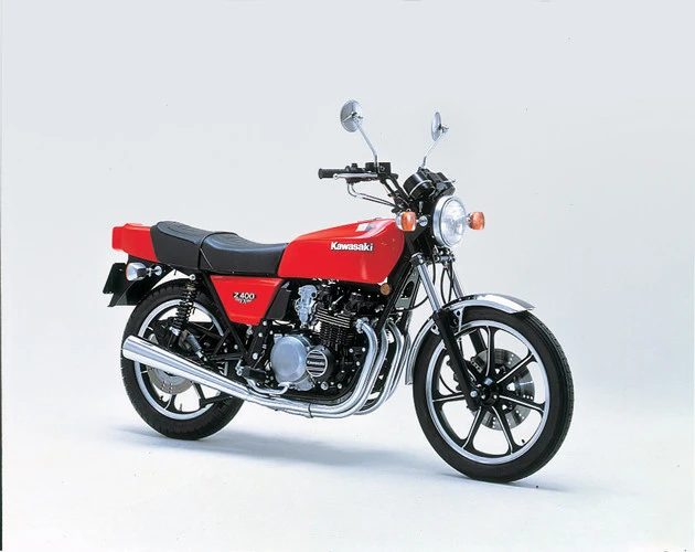 第9位 カワサキ Z400FX 新車価格:38万5000円 中古相場:110万~280万円 フェックスの愛称で知られるカワサキの名車中の名車。ベースは輸出用のZ500。4気筒のエンジンはご機嫌