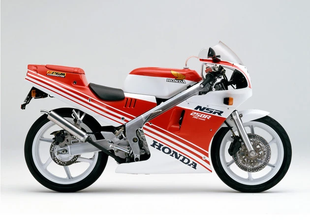 第6位 ホンダ NSR250R 新車価格:66万円 中古相場:30万~280万円 ロードレース世界選手権で連覇したレプリカモデルとして登場。その過激な速さは衝撃的だった。なかでも88年モデルは超高値