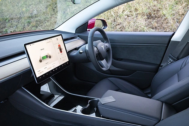 15インチのタッチパネルがレイアウトされるだけで、インテリアデザインはかなりシンプル