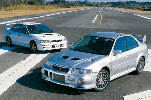 １位　三菱「ランサーエボリューション」（手前）と２位　スバル「インプレッサＷＲＸ」。１９９２年に生まれたランサーエボリューションとインプレッサＷＲＸはガチライバル。両車ともＷＲＣの技術を投入、戦闘力を磨いた