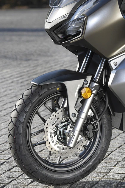 【チェックポイント5】荒れた路面も余裕の足回りで、乗り心地も良好。ブレーキは前後ともディスク式!