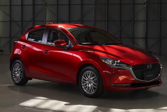ライバル車・マツダ「マツダ2」。推しグレード...XDプロアクティブSパッケージ 6AT、価格...215万6000円。昨年のマイナーチェンジで車名をデミオからグローバル名のマツダ2に変更。内外装もブラッシュアップ