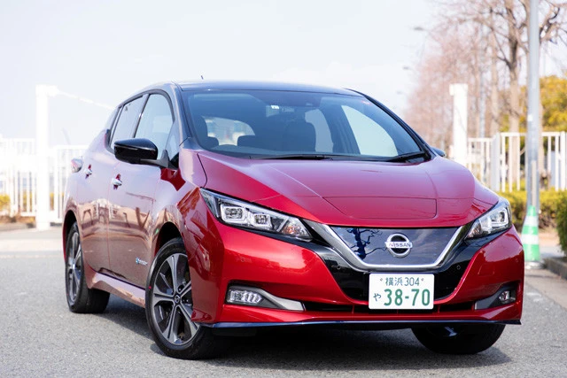 日産リーフ。現行モデルは２０１７年デビュー。世界累計販売台数は４５万台超。運転支援プロパイロットも搭載する。価格３３２万６４００～４９９万８４００円