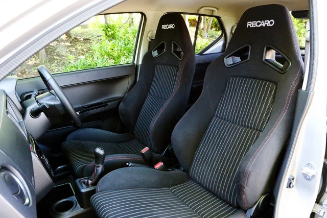 フロントシートはギンギンすぎるレカロのセミバケットタイプが標準装備される。スポーツ走行にも対応