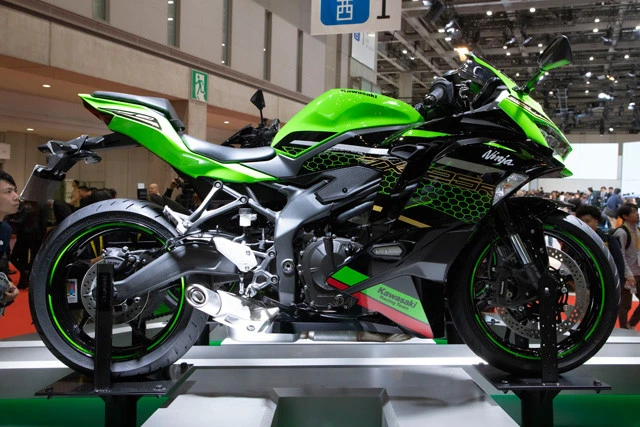 カワサキ「Ｎｉｎｊａ　ＺＸ－２５Ｒ」今秋の登場がアナウンスされているＺＸ－２５Ｒ。待望の４気筒２５０㏄復活にバイク野郎は早くも悶絶ヨガリ泣き。価格が気になる
