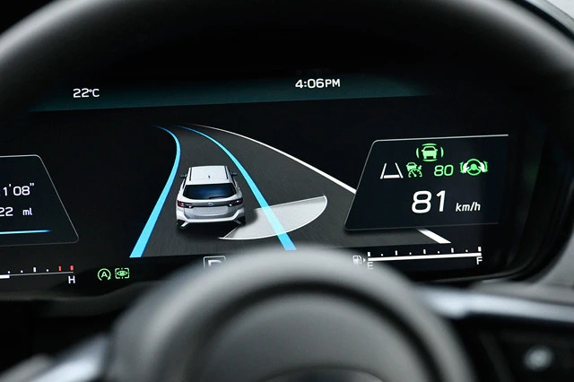 接近車両を認識。アクティブレーンチェンジアシストでは変更する車線の後側にクルマを感知すると車線変更しない