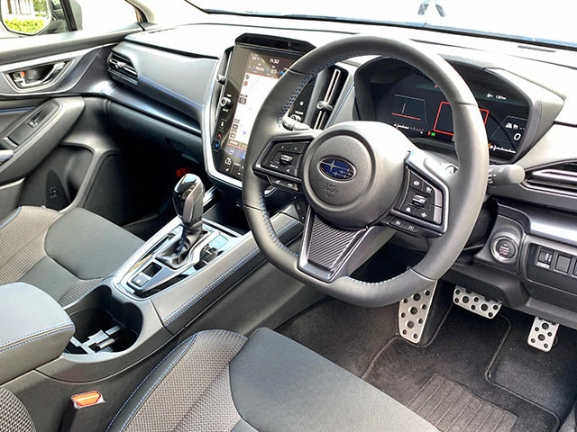 インテリアで目を引くのが11.6インチの縦型モニター。マジでド迫力