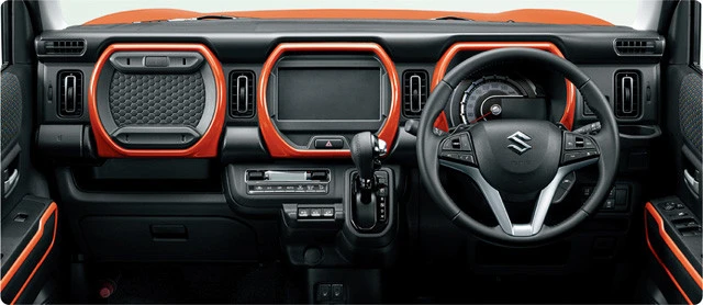 運転席に滑り込むと、３連フレームが目に飛び込んでくる。一番左は小物入れとなる