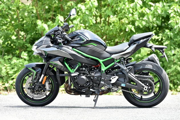 カワサキ Z H2 価格:189万2000円 猛獣を思わせる低く構えたフォルム。自然吸気エンジンでは味わうことのできない圧倒的な加速力を達成。究極のマシンだ