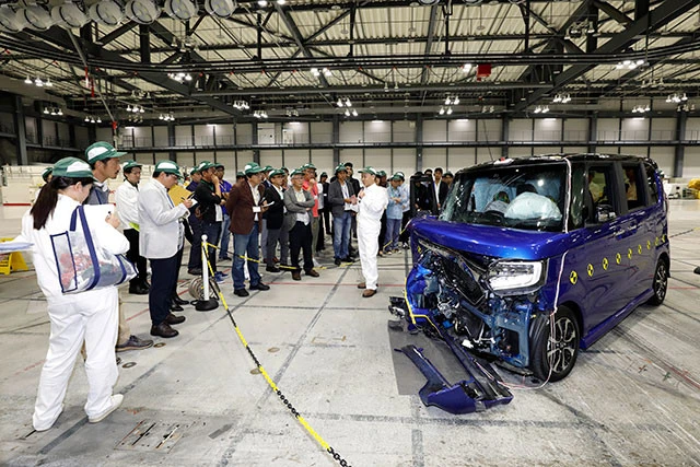 衝突実験によって運転席側の前が完全につぶれてしまったＮ－ＢＯＸだが、ドアは普通に開閉。ダミー人形も無傷だった