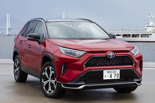 RAV4PHV 価格:469万~539万円 航続距離1300km以上。システムの最大出力は300PS以上で、時速100キロ到達は6秒。超快足モデルでもある