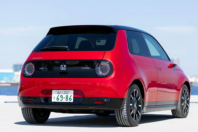 フロント同様にリアも丸目２灯デザインで、円形に点滅。ちなみにリアモーター後輪駆動だ