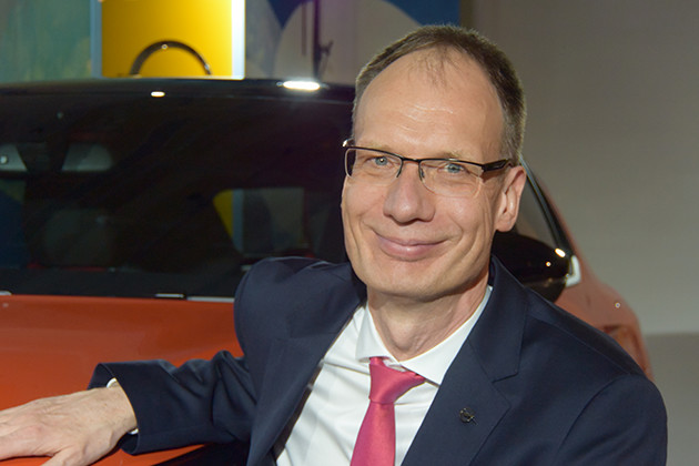 オペルオートモーティブのミヒャエル・ローシェラーＣＥＯは「（日本市場から）今後は撤退しません」。来年後半の販売開始が楽しみだ