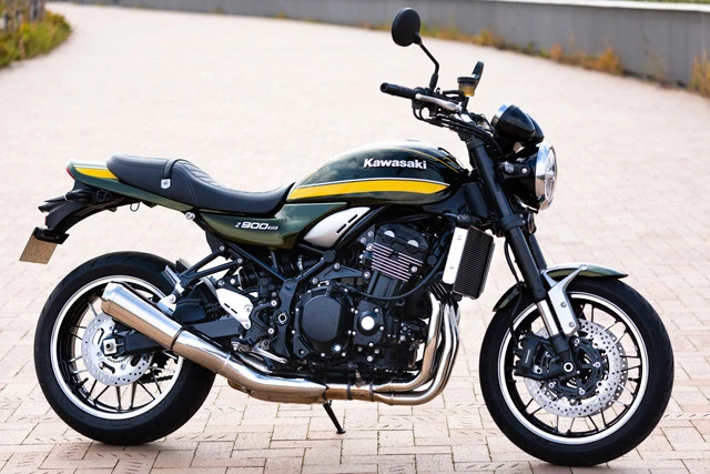 カワサキ「Ｚ９００ＲＳ」大型二輪カテゴリーで売れに売れ、若者も虜にしている。価格は１３５万３０００円