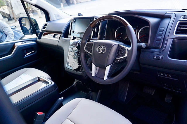 運転席も助手席も電動調節&快適温熱シートが標準装備。コックピットの質感も高い