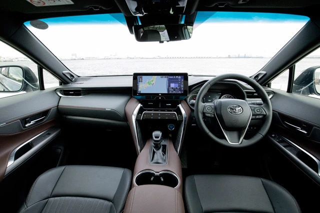 ダッシュボード中央には12.3インチの大型ディスプレイが鎮座。ド迫力