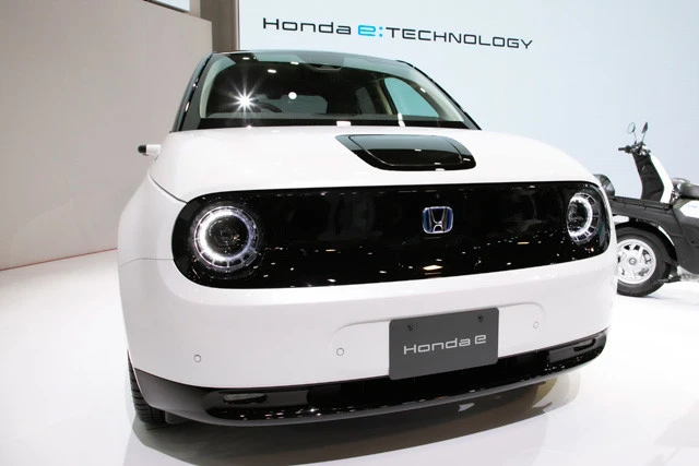 今年発売されるホンダ初の量産EV・ホンダe。後輪駆動というパッケージングが話題
