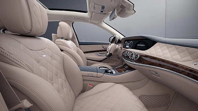 ダッシュボード中央にはＩＷＣのアナログ時計、マイバッハ専用フレグランスも装備されるなど、全てにおいてラグジュアリー