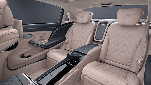 ４人乗り仕様「ファーストクラスパッケージ」の後席