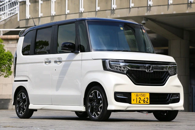 ホンダ「N‐BOX」価格141万1300円~212万9600円、目標値引き10万円、ボディサイズは全長3395㎜×全幅1475㎜×全高1790㎜。写真はカスタム。けっこうなゴツ顔だ